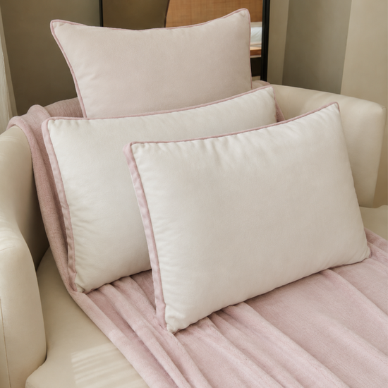 Almohadones rectangulares rosa claro sobre banco de madera en dormitorio-rosa