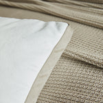 
                    
                      Almohada beige con funda blanca sobre piso de madera-beige
                    
                  