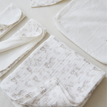
                    
                      Conjunto de mantas y prendas blancas para bebé recién nacido-
                    
                  