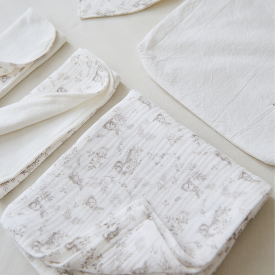 Conjunto de mantas y prendas blancas para bebé recién nacido-