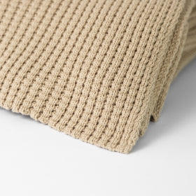 Manta Roma de color beige con textura tejida y relieve acanalado-beige