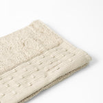 
                    
                      Toalla beige Yucca con textura de puntos decorativos en relieve-beige
                    
                  