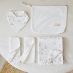 
                    
                      Set de nacimiento orgánico blanco con bolsa, babero, mantas y accesorios para bebé-
                    
                  