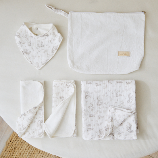 Set de nacimiento orgánico blanco con bolsa, babero, mantas y accesorios para bebé-
