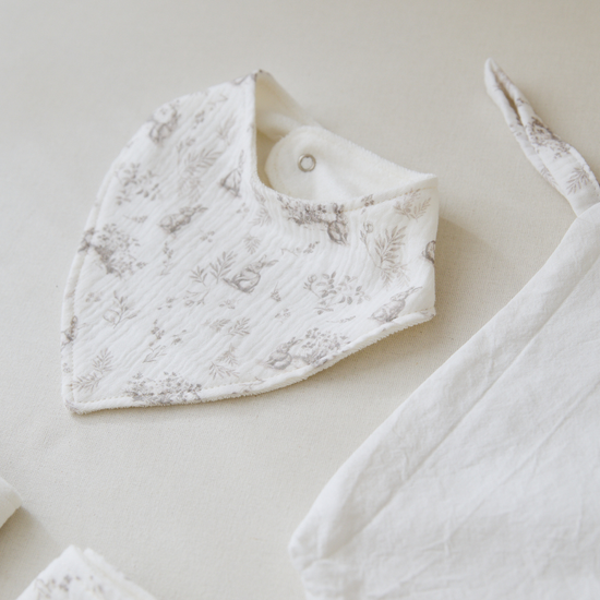 Babero blanco con estampado floral gris y cintas a juego para recién nacido-