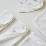 
                    
                      Conjunto de ropa blanca de bebé con detalles florales grises-
                    
                  