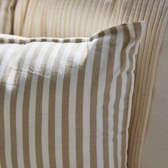 Almohada Capri beige con rayas verticales blancas y beige-beige