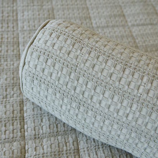 Detalle de tela tejida con patrón geométrico cuadrado en tonos beige-beige