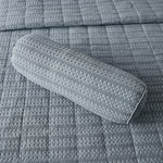 
                    
                      Almohada cilíndrica gris sobre colcha acolchada de textura cuadriculada-gris
                    
                  