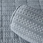 
                    
                      Detalle de tejido gris con patrón de cuadrícula texturizado y relieve-gris
                    
                  