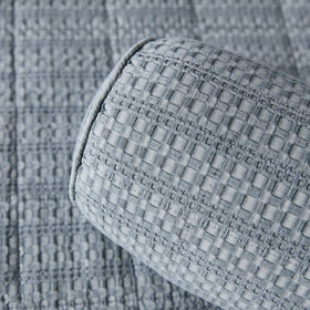 Detalle de tejido gris con patrón de cuadrícula texturizado y relieve-gris