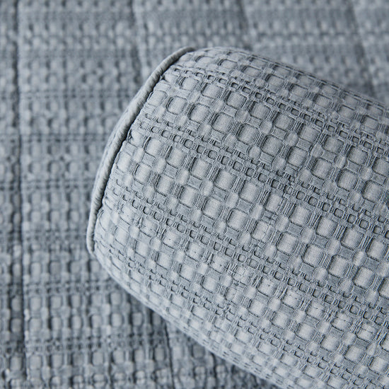 Detalle de tejido gris con patrón de cuadrícula texturizado y relieve-gris