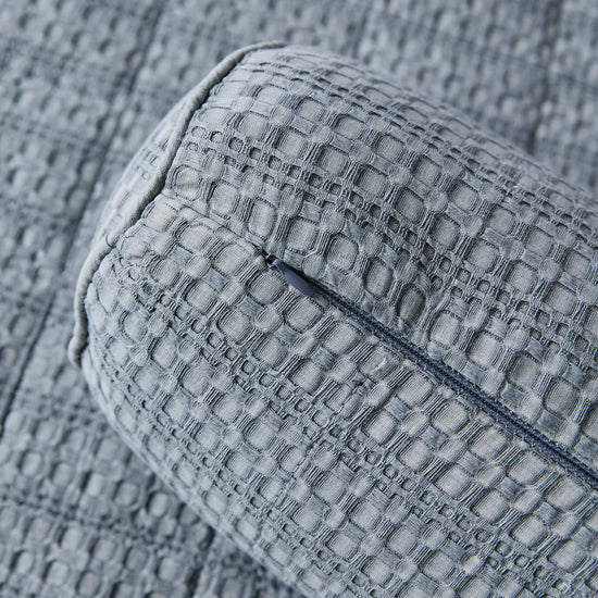 Textura de tela gris con patrón de cuadrícula en relieve y pliegues-gris