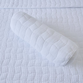 Rollo de tela blanca acolchada sobre superficie texturizada blanca-blanco