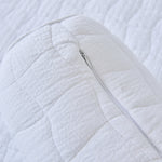 
                    
                      Detalle de costura en tela blanca acolchada de almohada-blanco
                    
                  