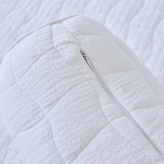 Detalle de costura en tela blanca acolchada de almohada-blanco
