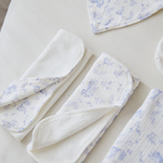 
                    
                      Set de pañales para bebé con diseño floral azul y blanco-
                    
                  