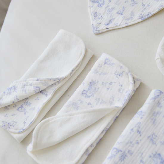 Set de pañales para bebé con diseño floral azul y blanco-
