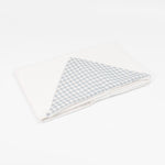 
                    
                      Toalla con capucha estampado cuadrille gris y blanco para bebé-celeste
                    
                  