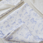 
                    
                      Conjunto de mantas de algodón blancas con estampado floral azul para bebé-
                    
                  