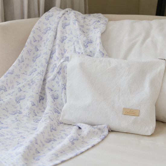 Set de nacimiento blanco con manta floral lavanda y almohada orgánica-