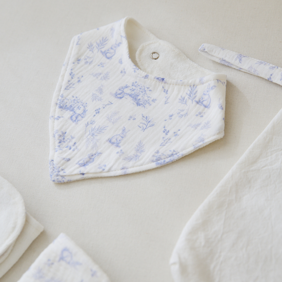 Babero blanco con estampado floral azul y cierre a presión-
