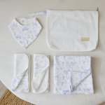 
                    
                      Set de ropa orgánica para bebé en blanco con estampado floral azul-
                    
                  
