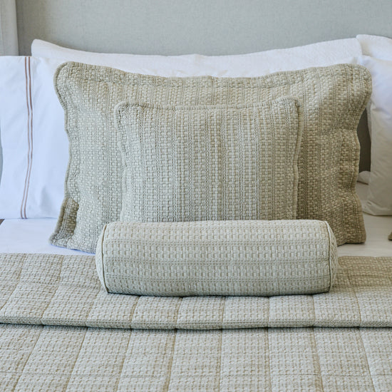Cubrecama Bradford beige con almohadas decorativas en tonos neutros-beige