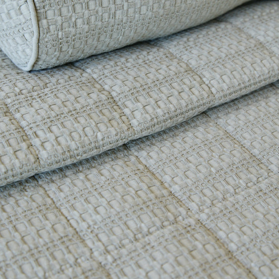 Rollos de tela beige con textura de cuadrícula para cubrecama Bradford-beige