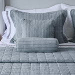 
                    
                      Cubrecama gris Bradford con almohadas texturadas en cama elegante-gris
                    
                  
