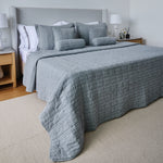 
                    
                      Cubrecama gris Bradford con almohadas decorativas en cama con cabecera-gris
                    
                  