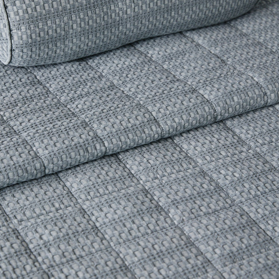 Cubrecama Bradford gris con textura tejida y pliegues decorativos-gris
