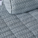 
                    
                      Cubrecama Bradford gris con textura de cuadros en relieve, detalle cercano-gris
                    
                  