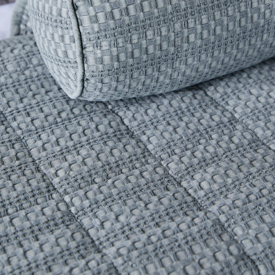 Cubrecama Bradford gris con textura de cuadros en relieve, detalle cercano-gris