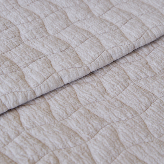 Cubrecama acolchado Nottingham beige con textura cuadrada decorativa-beige