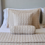 
                    
                      Cubrecama beige Nottingham con almohadas y cojín decorativo en cama-beige
                    
                  