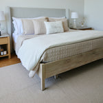 
                    
                      Cubrecama beige Nottingham sobre cama con almohadas decorativas-beige
                    
                  