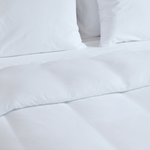 
                    
                      Almohada blanca sobre sábanas blancas de cama, vista de cerca-
                    
                  
