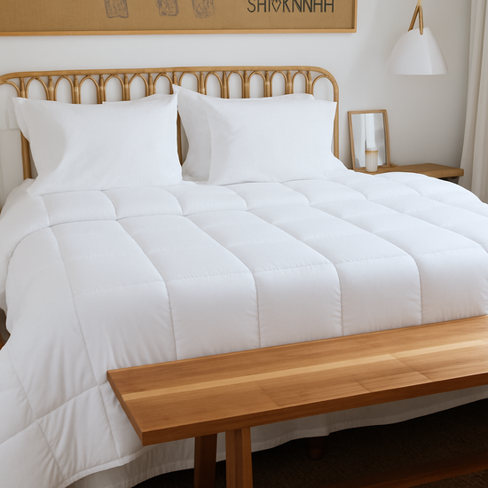 Cama con edredón blanco acolchado y cabecero de ratán natural-