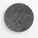 
                    
                      Jabonera circular de terrazo gris oscuro con motas blancas-
                    
                  