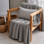 
                    
                      Manta de lanilla angora color gris sobre silla de madera con almohadon-gris
                    
                  