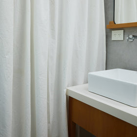 Cortina blanca de baño con patrón de lino en baño moderno-natural