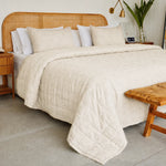
                    
                      Cubrecama beige acolchado en cama con cabecero de ratán-beige
                    
                  