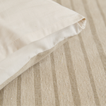 
                    
                      Funda de edredón beige con textura acanalada y ribete blanco-beige
                    
                  