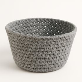 Panera tejida gris de crochet con diseño trenzado y perforaciones-gris