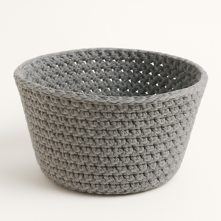 Panera tejida gris de crochet con diseño trenzado y perforaciones-gris