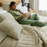 
                    
                      Mujer en cama usando tablet con cubrecama Bradford 5 beige-
                    
                  