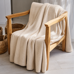 
                    
                      Manta de lana angora color beige sobre silla de madera
                    
                  