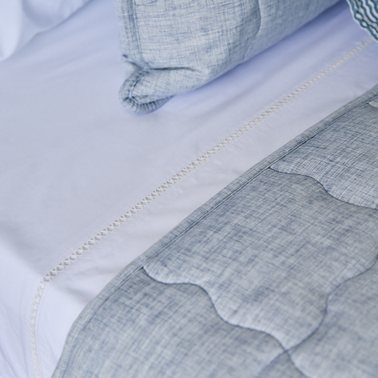 Cubrecama Colonia azul con diseño de ondas y detalles en blanco-azul