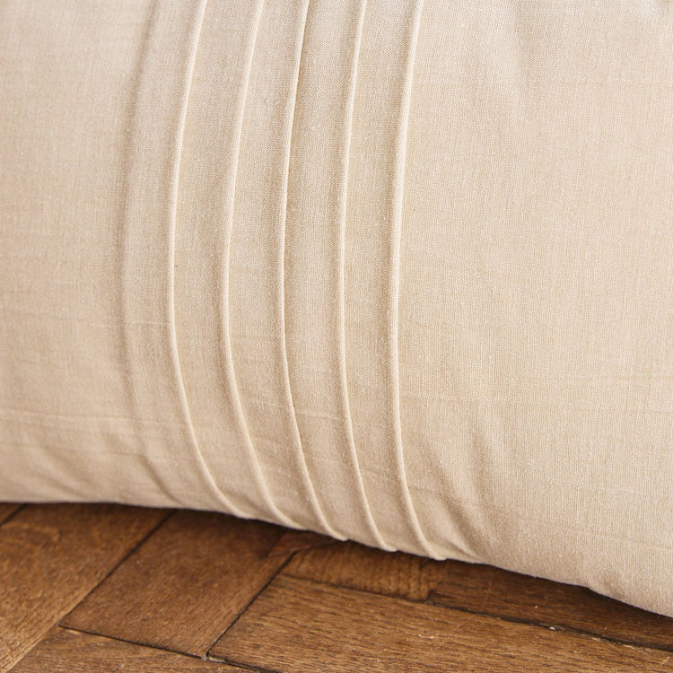 Almohada rectangular gris claro con detalles de pliegues en el centro-gris claro
